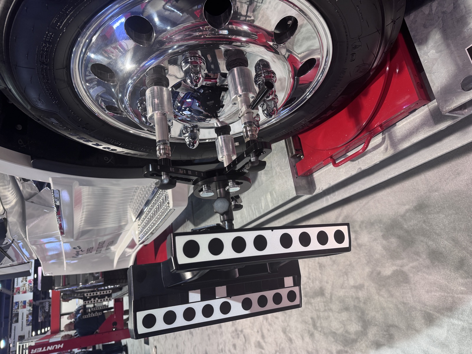 Magnetic self-centering wheel clamps